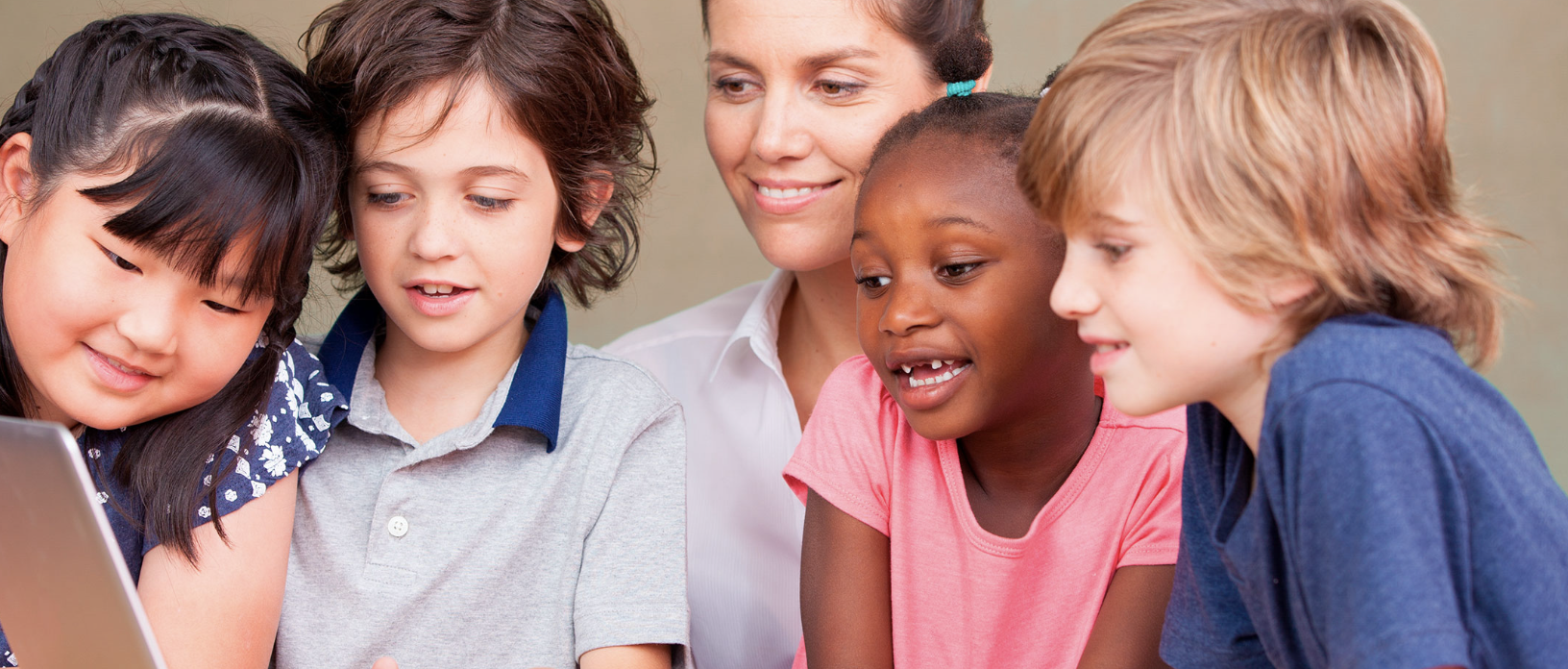 kids in front of laptop