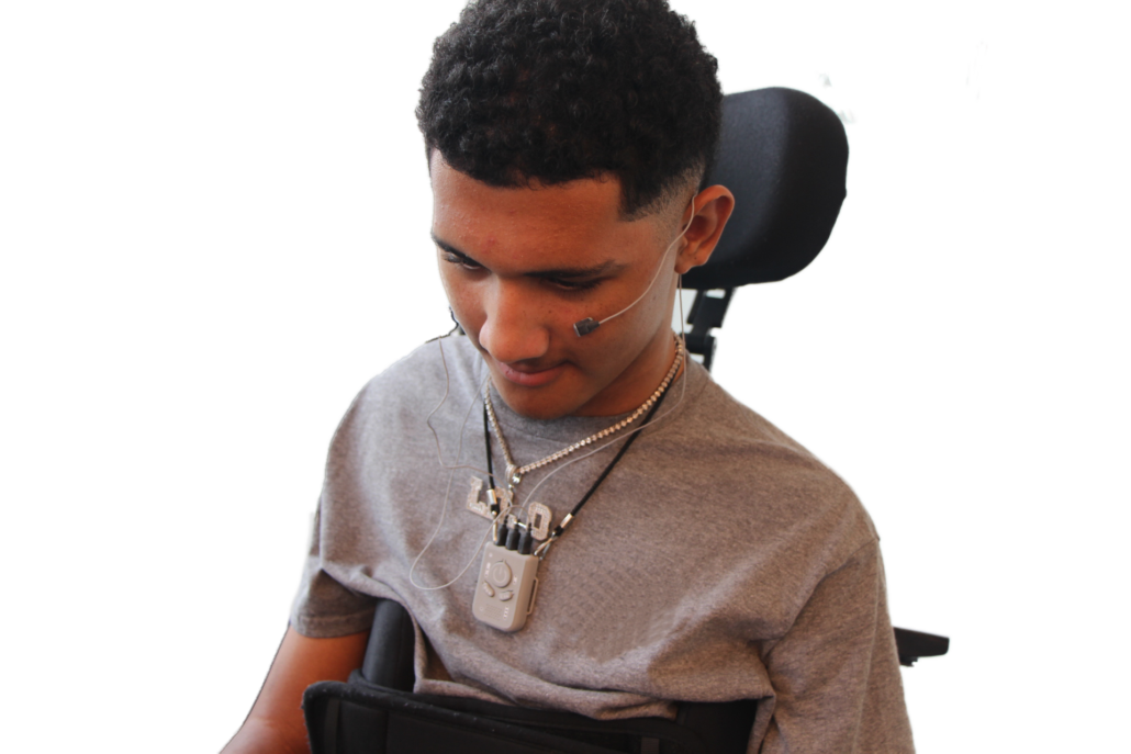 A person on a wheelchair wearing the Kinemo Connect
